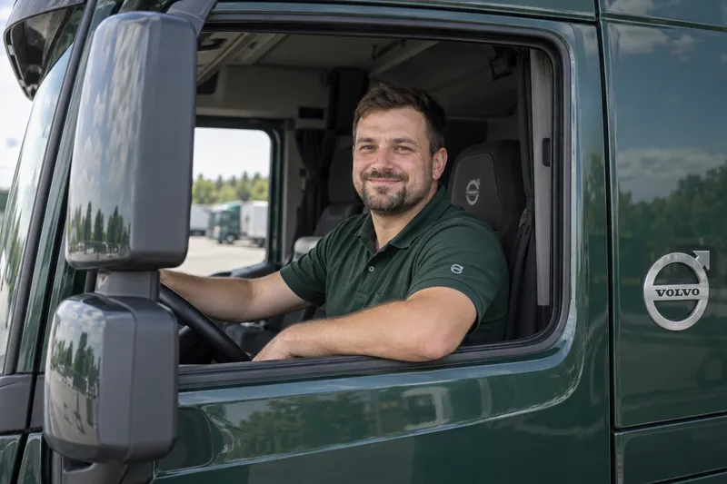 Řidič v kabině svého tahače Volvo